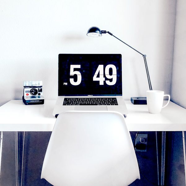 Mesa de estudio de esquina con silla